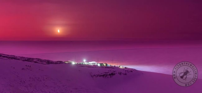 Из-за чего небо в Антарктиде стало розовым. Фото.