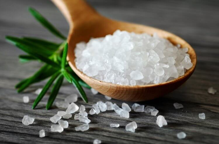 Как начать меньше соли? Людям стоит ограничить количество употребляемой соли, но это очень сложно. Фото.