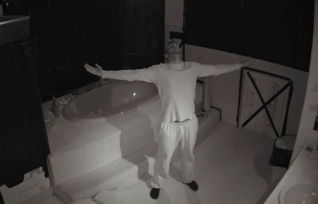 Что происходит с человеком в одиночестве. Рич Алати в темной комнате. Фото.