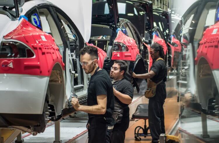 Какая зарплата в Tesla? Сотрудники Tesla часто вынуждены работать сверхурочно. Фото.