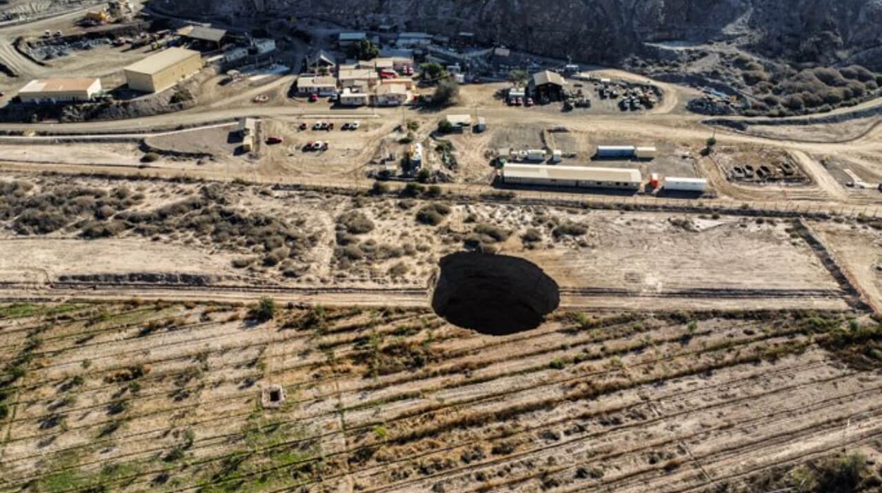 В Чили образовалась огромная дыра — никто не знает, из-за чего