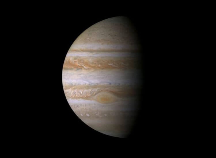 Как увидеть Юпитер? Под облаками Юпитера нет твердой поверхности, в отличие от планет земной группы. Фото.