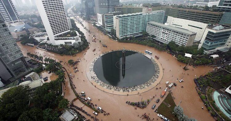 Почему Джакарта уходит под воду. Времени на спасения Джакарты почти не осталось. Фото.