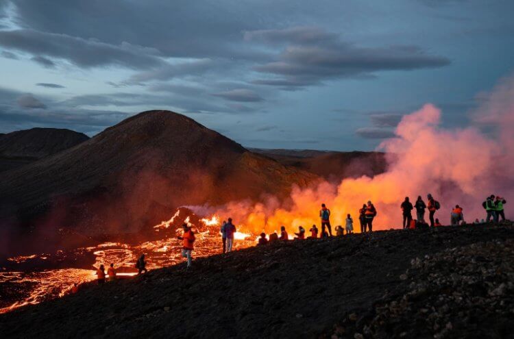 Почему в Исландии проснулся вулкан. Предположительно нынешнее извержение не несет опасности для местного населения и туристов. Фото.