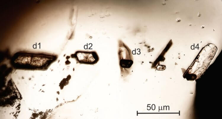 Что такое марсианский минерал мерриллит? Зерна мерриллита внутри алмаза. Фото.