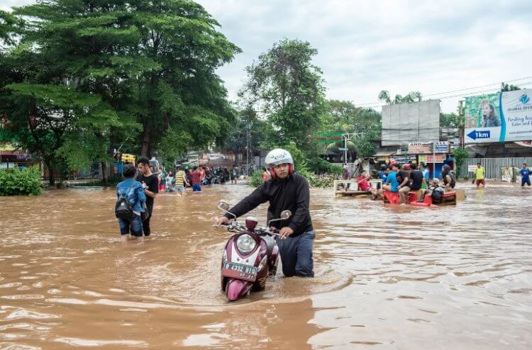 Почему Джакарта уходит под воду. Наводнения беспокоят Джакарту уже сотни лет. Фото.