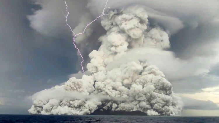 Как извержение вулкана повлияет на климат. Пар, после взрыва вулкана Тонго, может оставаться в атмосфере 50 лет. Фото.