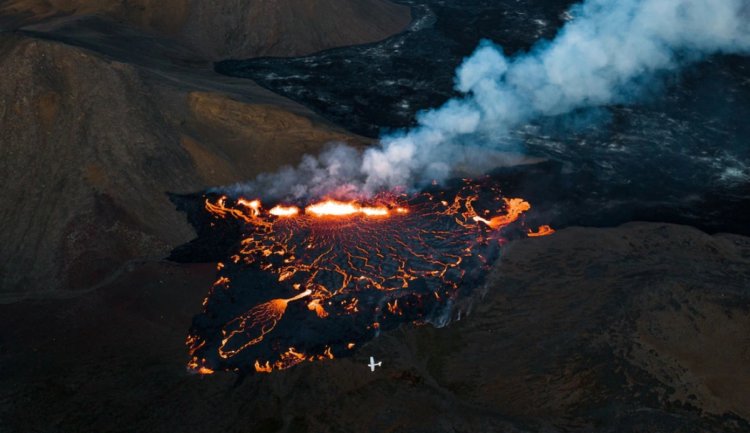 Почему в Исландии проснулся вулкан. Первое извержение за последние 800 лет произошло в 2021 году. Фото.
