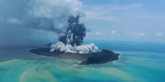 Подводное извержение вулкана заполнило атмосферу водой — чем это грозит? Фото.