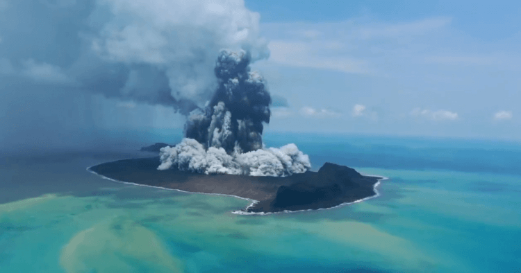 Подводное извержение вулкана заполнило атмосферу водой — чем это грозит? Самый мощный взрыв вулкана за историю наблюдений. Фото.