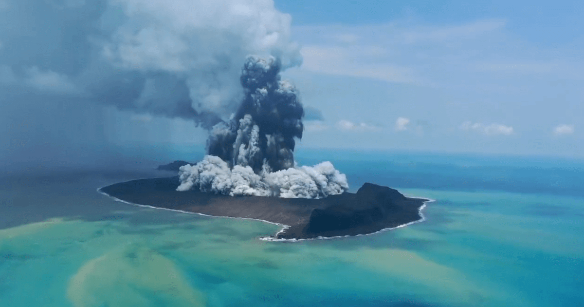 Подводное извержение вулкана заполнило атмосферу водой  чем это грозит
