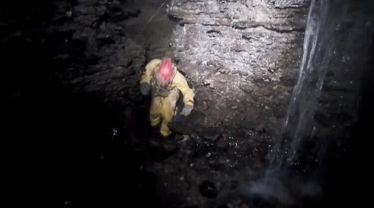 Чем опасно погружение в пещеру. Во время спуска в пещеру, спелеотуристы рискуют своими жизнями. Фото.