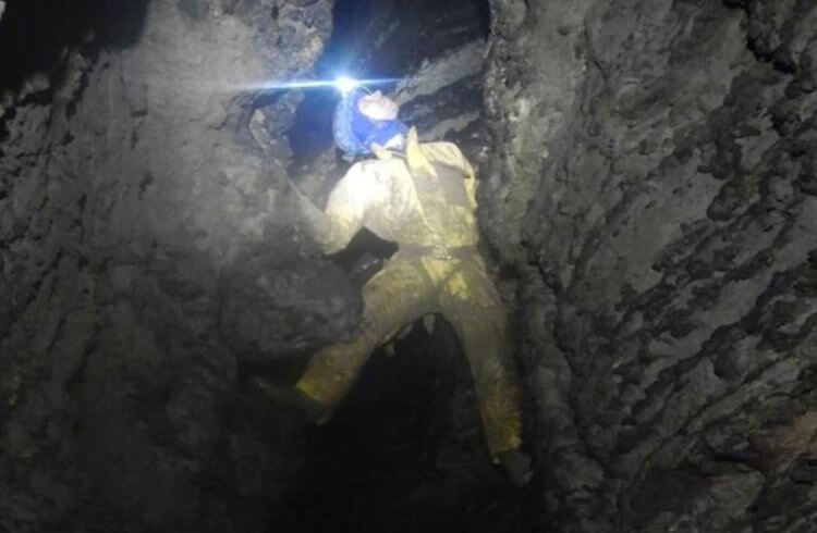 Чем опасно погружение в пещеру. Один из спелеотуристов во время спуска в пещеру. Фото.