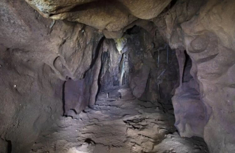 Зачем люди исследуют пещеры. Потайная комната внутри британской пещеры. Фото.