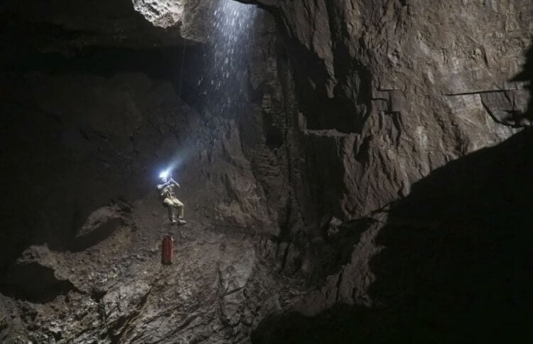 Самая глубокая пещера в мире. Спуск в пещеру Веревкина. Фото.