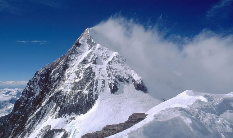 Климат на вершине Эвереста. На Эвересте часто дует ужасно сильный ветер. Фото.