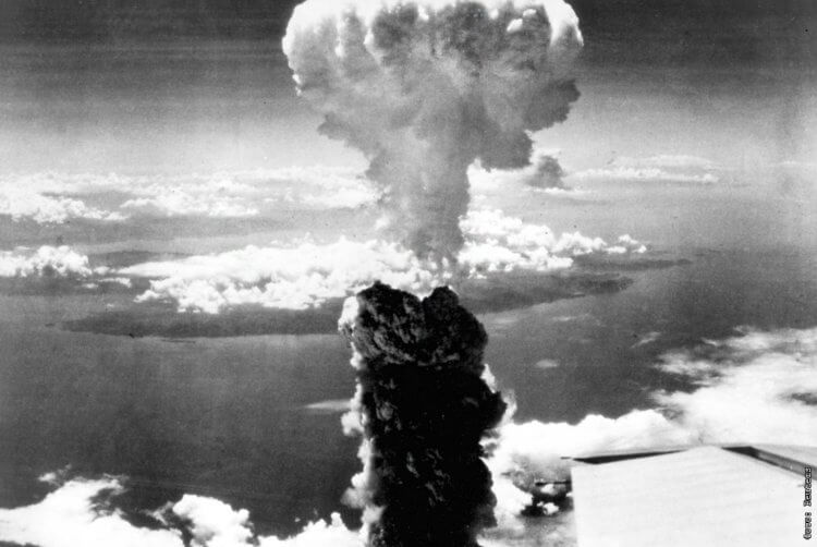 Кто предсказал будущее? Первая атомная бомба под названием «Малыш», была сброшена на Хиросиму 6 августа в 1945 г. Фото.
