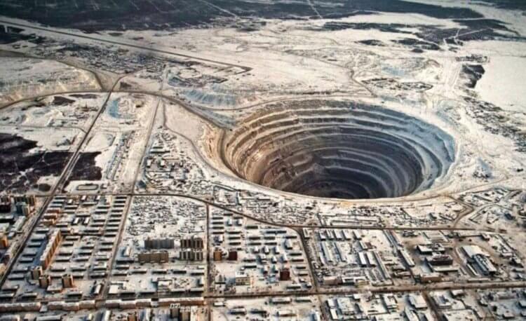 Алмазный карьер в Якутии. Огромный кратер в городе Мирный. Фото.