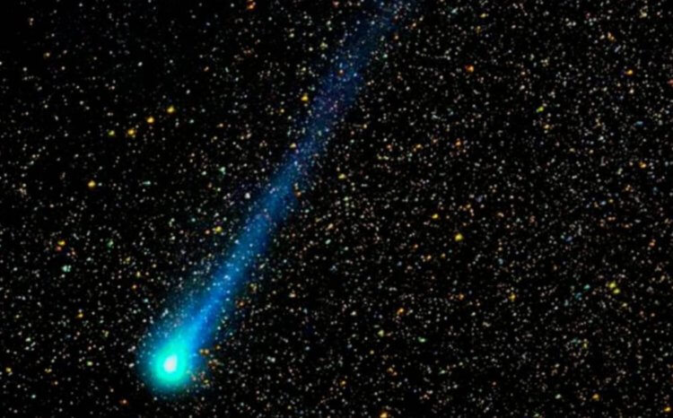 Звездопад персеиды 2022 года. Болидом называется яркий метеор. Фото.