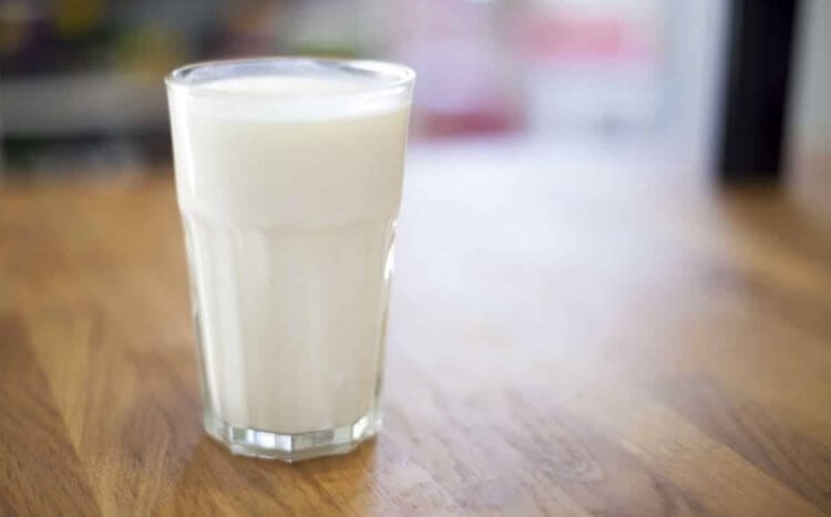 Состав коровьего молока. В одном стакане молока содержится огромное количество полезных веществ. Фото.