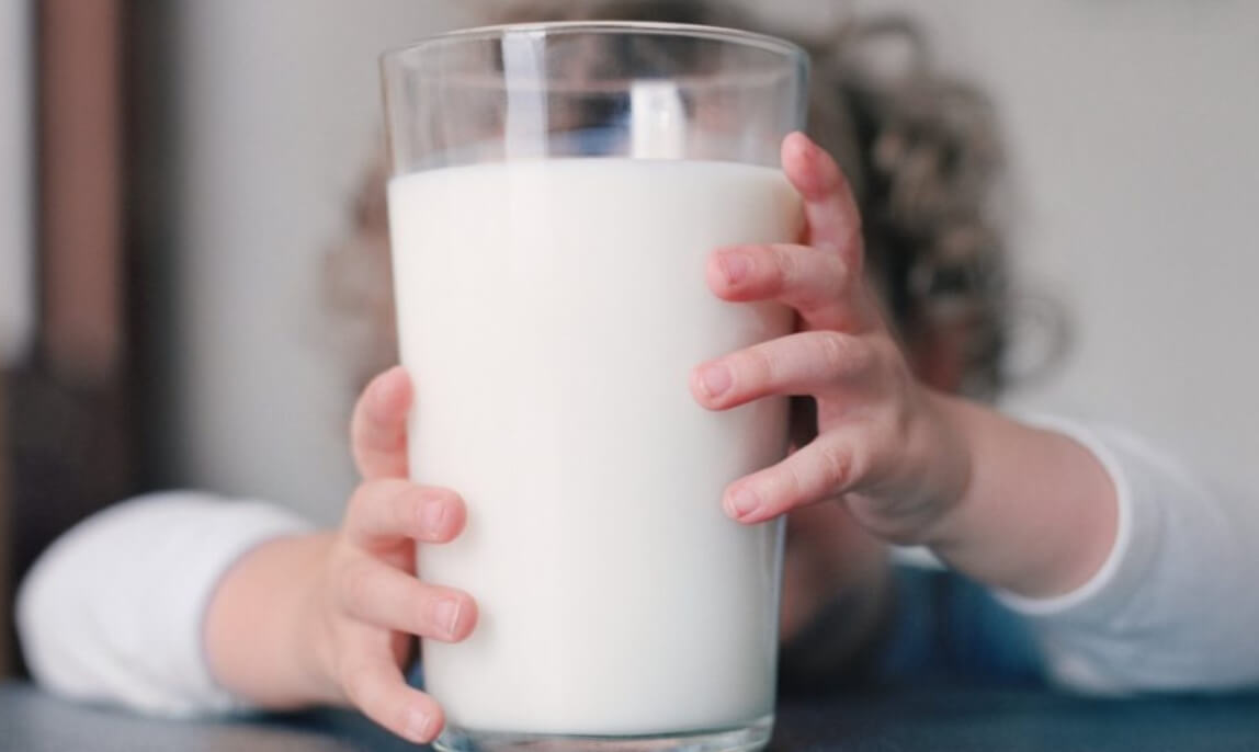 Как понять, что человеку нельзя пить молоко