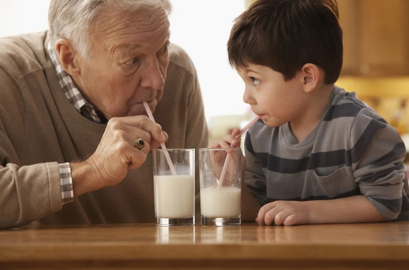 Человек пьет молоко. Люди пьющие молоко. Семья молоко. Молочная продукция для детей. Мать и сын пьют