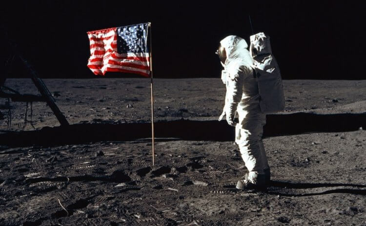 Почему люди верят в теории заговора. Некоторые люди не верят, что американцы были на Луне. Фото.