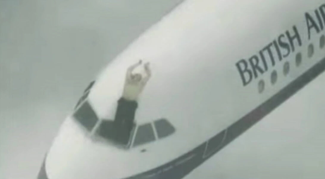Как пилот самолета выпал из окна во время рейса и выжил