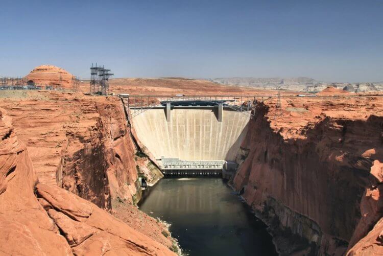 Пересыхание реки Колорадо угрожает инфраструктуре штатов. Некоторым штатам США уже сокращена подача воды. Фото.