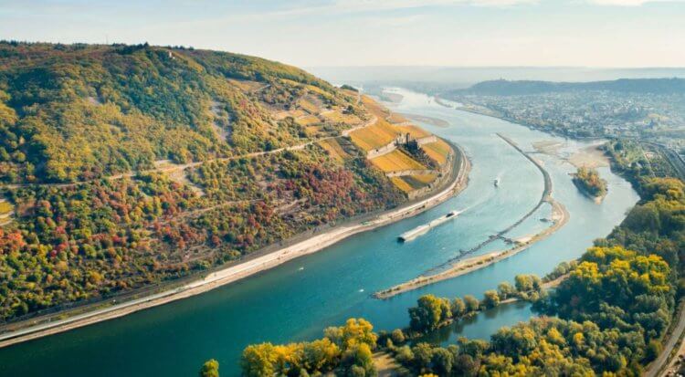 Европейская река Рейн начала высыхать. К чему это приведет? Река Рейн является важным путем для транспортировки продуктов. Фото.