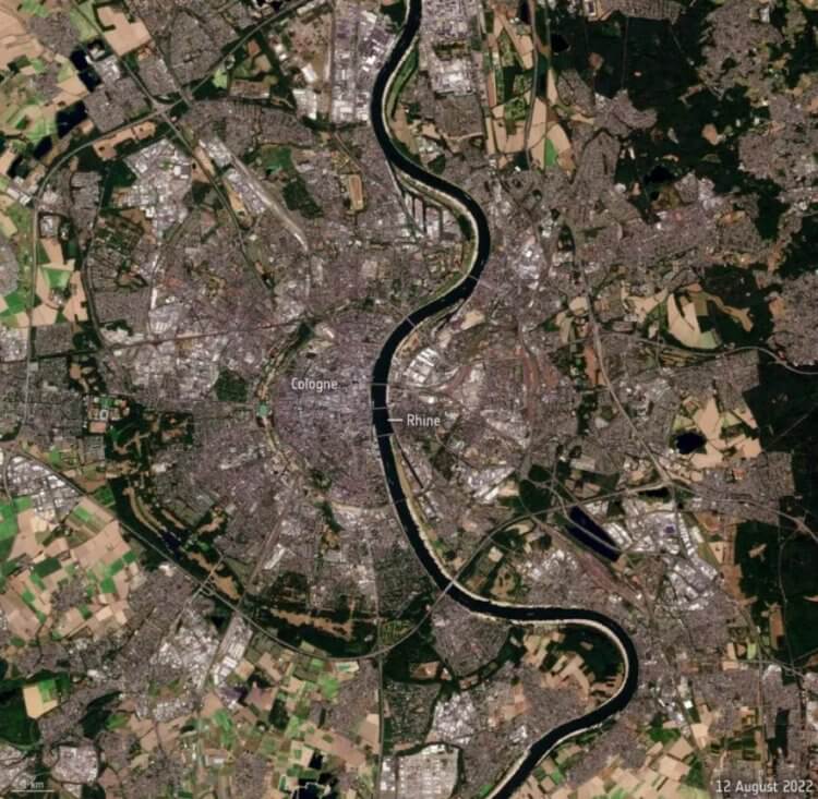 Высыхание европейской реки Рейн. Река Рейн в августе 2022 года. Фото.