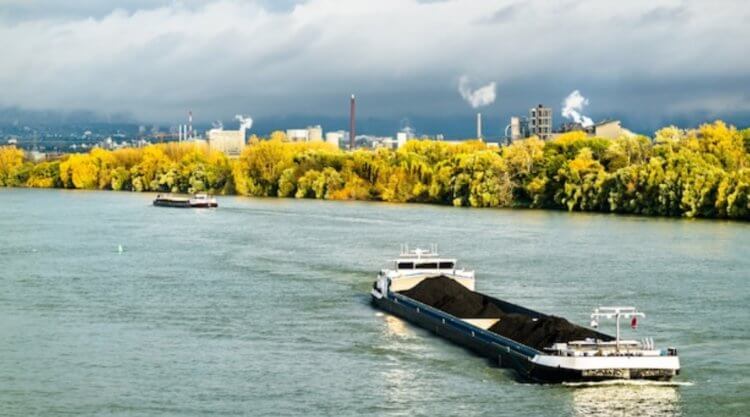 Что будет с рекой Рейн в будущем. Грузовые судна на реке Рейн — постоянные гости. Фото.