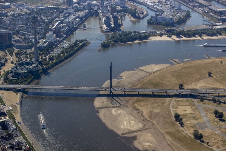 Засуха в 2022 году. Рейн — ключевая транспортная артерия, по которой идет снабжение крупных городов Германии и других стран Европы сегодня выглядит так. Фото.
