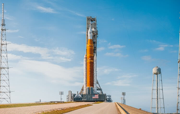 NASA перенесло запуск «Артемида-1». Ракета Space Launch System (SLS). Фото.