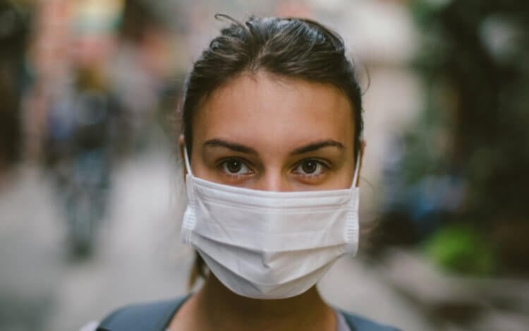 Чем смог опасен для здоровья людей. Чтобы защититься от опасных частиц, рекомендуется носить маску. Фото.