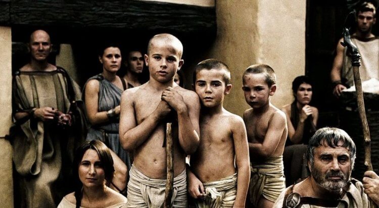 Как воспитывались спартанские дети. Спартанские дети воспитывались в очень суровых условиях. Фото.