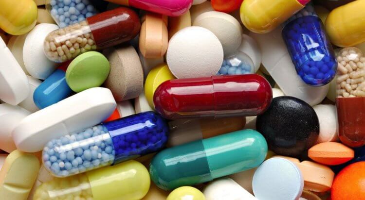 Люди принимают лекарства неправильно. Многие таблетки нельзя делить пополам. Фото.