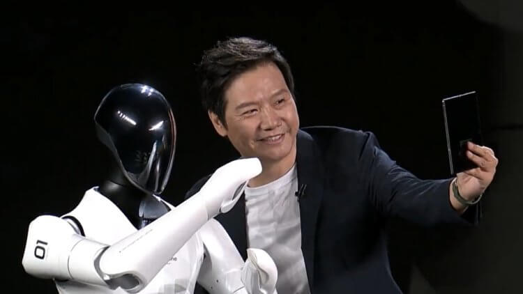 Первый робот-гуманоид Xiaomi стоит 100 тысяч долларов. Что он умеет? Робот CyberOne и глава Xiaomi Лэй Цзюнь. Фото.