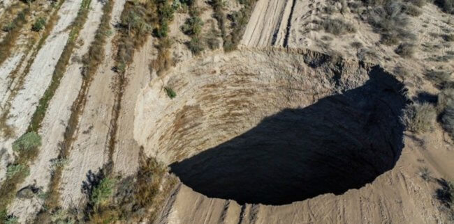 В Чили образовалась огромная дыра — никто не знает, из-за чего. Фото.