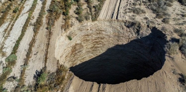 В Чили образовалась огромная дыра — никто не знает, из-за чего. В чилийской пустыне Атакама возникла огромная дыра, и это трудно поддается объяснению. Фото.