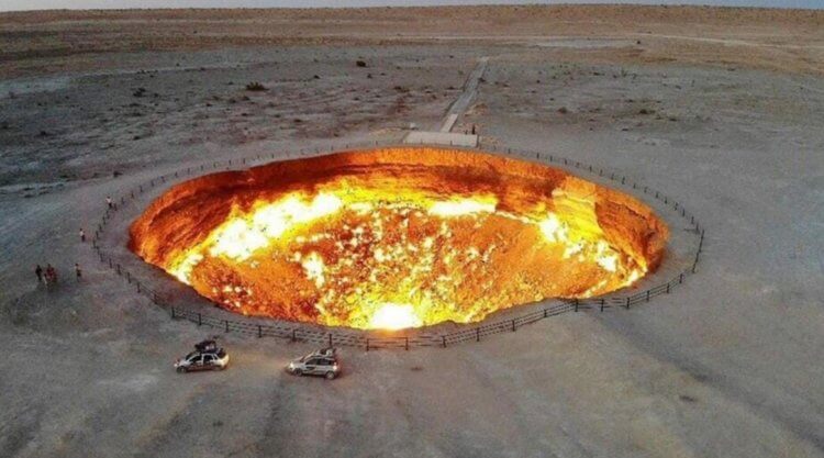 Смертельные провалы в земле. «Врата ада» в Туркменистане. Фото.