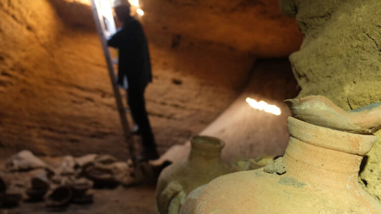 Таинственная находка археологов — что хранится в пещере. В пещере было обнаружено множество керамических и бронзовых изделий. Фото.