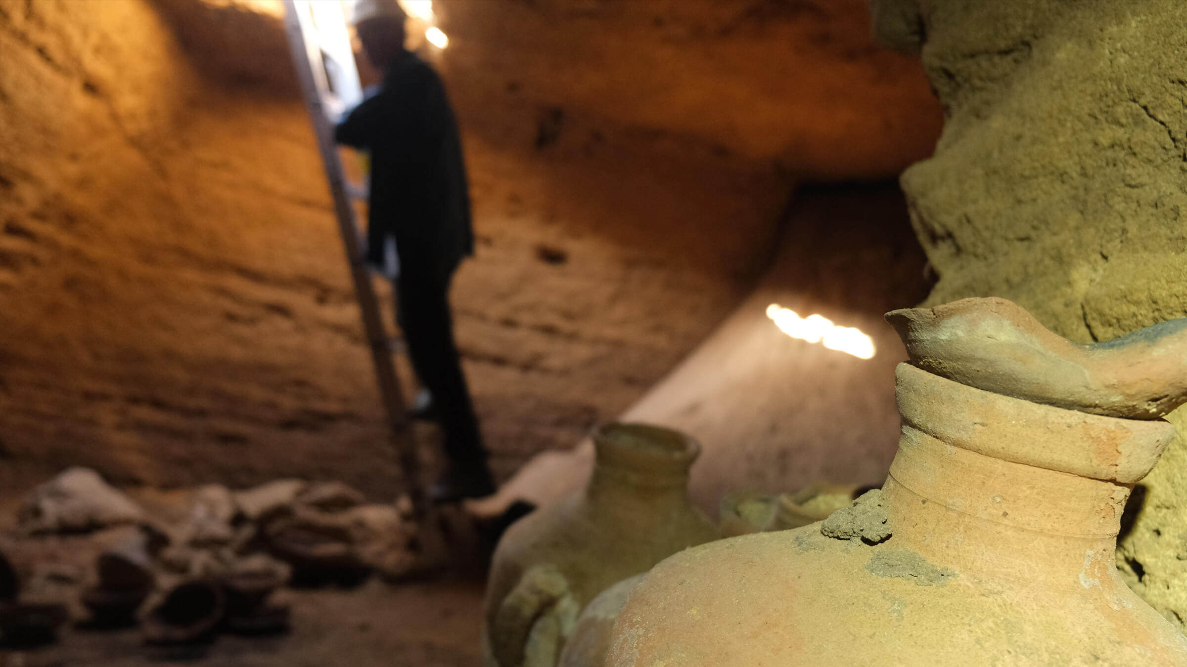 Drevnaja peschera 1 <p>В Израиле археологи сообщили об удивительной находке -бнаружена пещера, которая 3300 лет назад была запечатана древними людьми. Что самое удивительное, она находилась возле пляжа к югу от Тель-Авива. То есть все это время пещера была на виду людей, однако последний раз человек посещал ее более трех тысячелетий назад. Она была найдена совершенно случайно, когда экскаватор в национальном парке Палмахим-Бич пробил ковшом ее крышу, и рабочие увидели полость. Сразу же на место были вызваны археологи, которые тщательно изучили находку. По их словам, складывалось впечатление, что эта пещера “застыла во времени”. Но что прятали в ней древние люди и для чего вообще ее использовали? Несмотря на то, что находка совсем свежая, ответы на эти вопросы уже имеются.