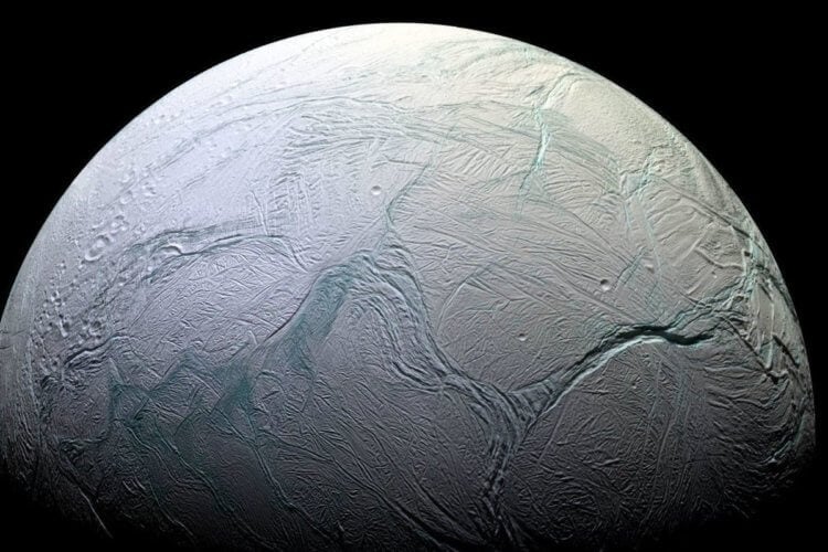 Ученые рассказали, где искать жизнь в Солнечной системе. Под слоем льда на спутнике Сатурна, возможно, существует жизнь. Фото.