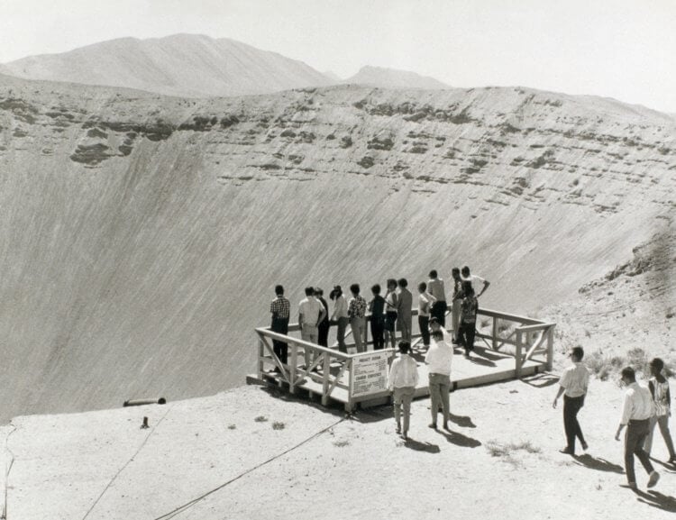 Взрывы ядерного оружия на полигоне в Неваде. Кратер, образовавшийся после испытания ядерного оружия в 1962 году. Фото.