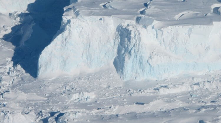 Что произошло с ледником “судного дня” и почему он оказался еще опаснее? Ледник Туэйтса в Антарктиде может разрушиться раньше, чем предполагалось ранее. Фото.