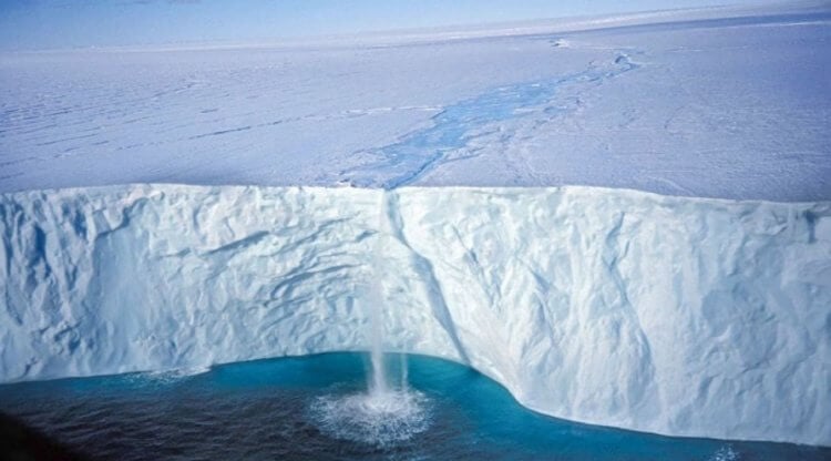 Что представляет собой ледник Туэйтса. Каждый год «ледник апокалипсиса» теряет 50 миллиардов тон льда. Фото.