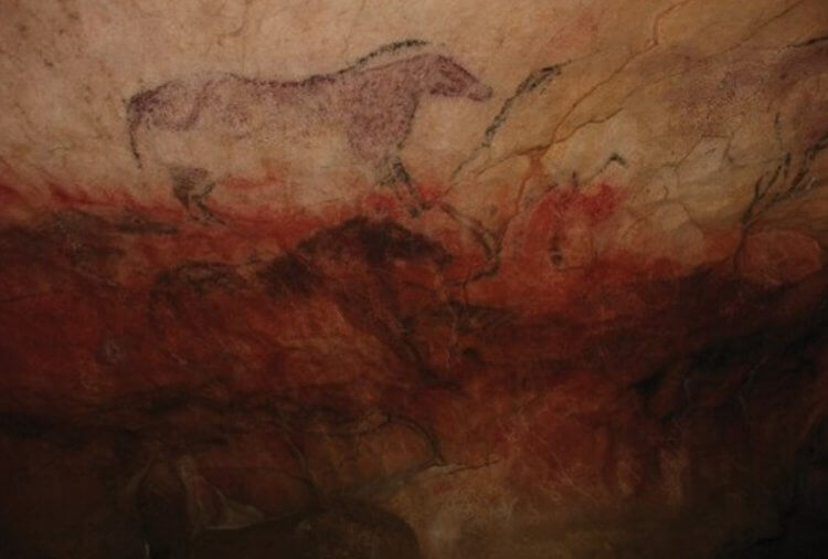 Какой была пещера ледникового периода. Наскальный рисунок лошади на главной панели Пещеры. Фото.