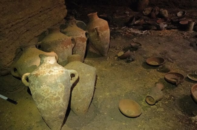 В Израиле обнаружили “капсулу времени” — что таит в себе пещера возрастом 3300 лет? Фото.