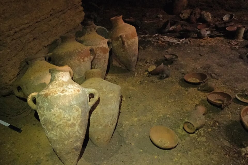 Peschera s artefaktami <p>В Израиле археологи сообщили об удивительной находке -бнаружена пещера, которая 3300 лет назад была запечатана древними людьми. Что самое удивительное, она находилась возле пляжа к югу от Тель-Авива. То есть все это время пещера была на виду людей, однако последний раз человек посещал ее более трех тысячелетий назад. Она была найдена совершенно случайно, когда экскаватор в национальном парке Палмахим-Бич пробил ковшом ее крышу, и рабочие увидели полость. Сразу же на место были вызваны археологи, которые тщательно изучили находку. По их словам, складывалось впечатление, что эта пещера “застыла во времени”. Но что прятали в ней древние люди и для чего вообще ее использовали? Несмотря на то, что находка совсем свежая, ответы на эти вопросы уже имеются.